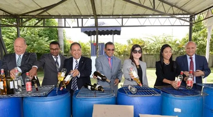 Aduanas destruye mercancías y bebidas falsificadas