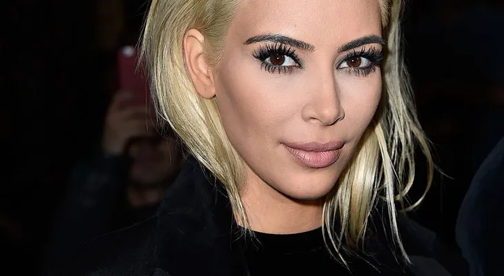 Celebridades recrean la polémica selfie desnuda de Kim Kardashian
