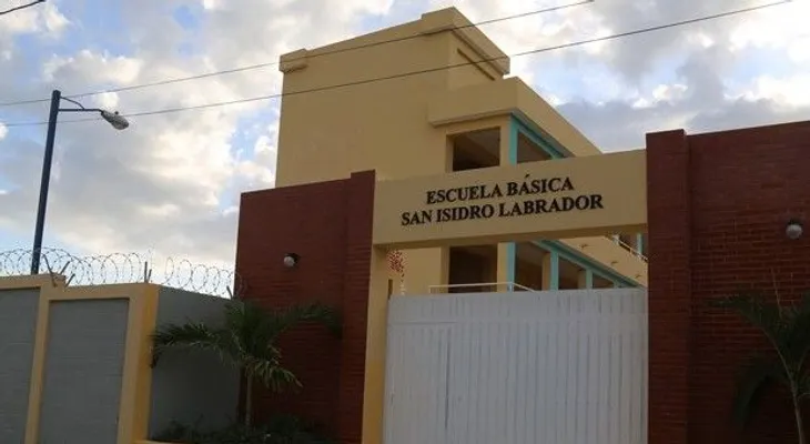 Presidente inaugura escuela en San Isidro