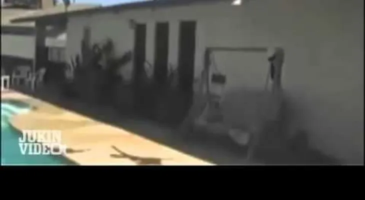 Chica se rompe las piernas al saltar a la piscina (VIDEO)