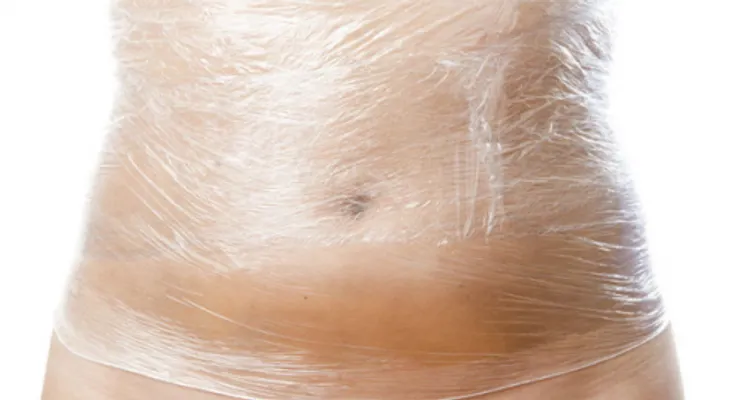 Envolverse en plástico: Para eliminar la celulitis, perder peso y desintoxicarte