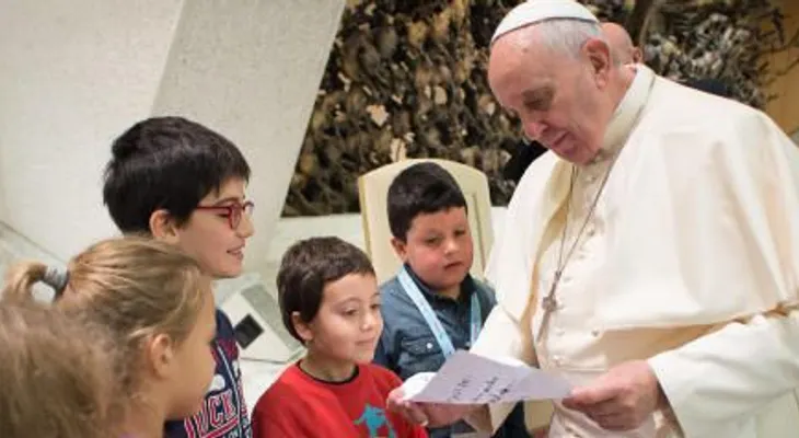 Papa Francisco se reúne con niños autistas