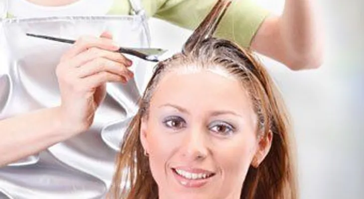 Estoy embarazada. ¿Puedo teñir mi pelo?