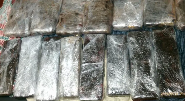 Apresan empleado línea aérea con 21 paquetes de droga 