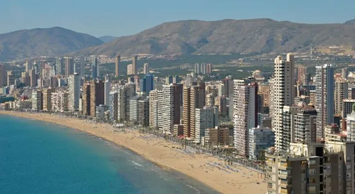 Una discoteca de Benidorm solicita camareras sin novios "celosos"