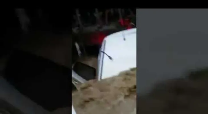 Tratan de localizar ocupantes de yipeta arrastrada por cañada en Puerto Plata