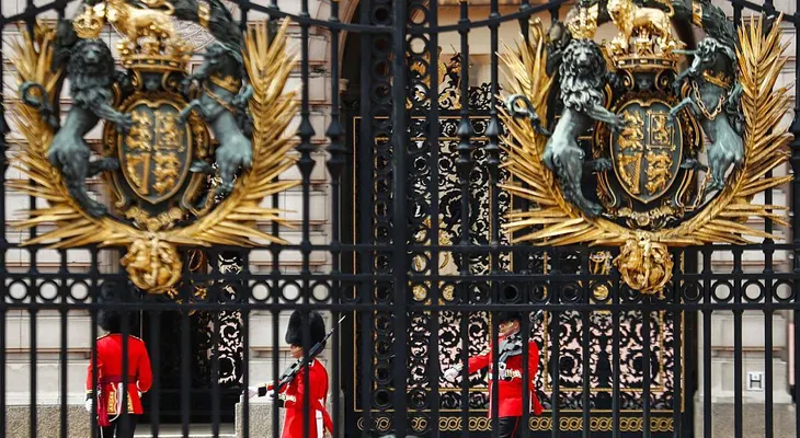 Arrestan a un hombre que intentó treparse en una reja del Palacio de Buckingham