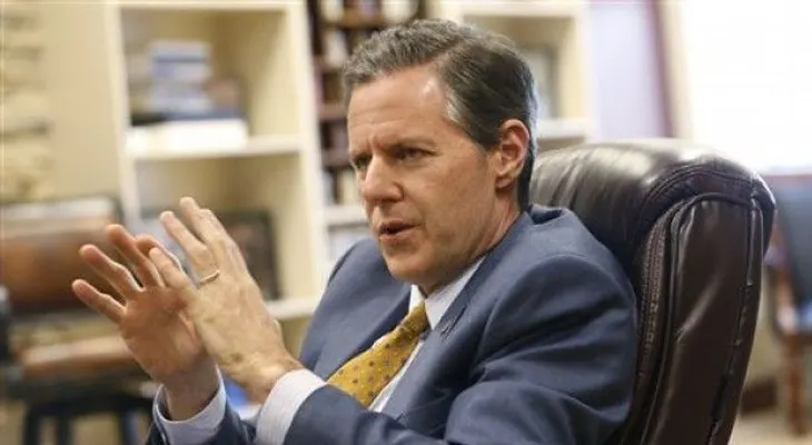 Presidente de universidad cristiana insta a estudiantes y personal a armarse