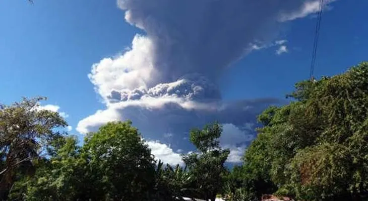 Volcán en El Salvador lanza gases y cenizas