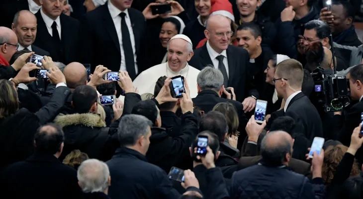 Papa Francisco: Guarda tu celular y toma una Biblia