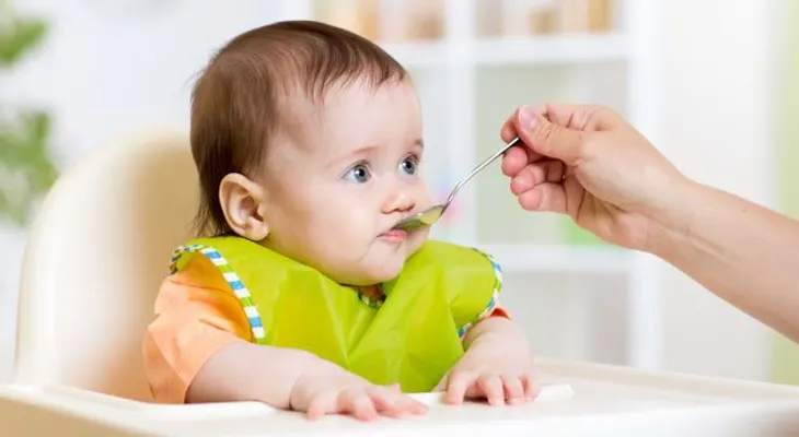  Los bebés que comen sólidos antes tienen menos problemas para dormir 