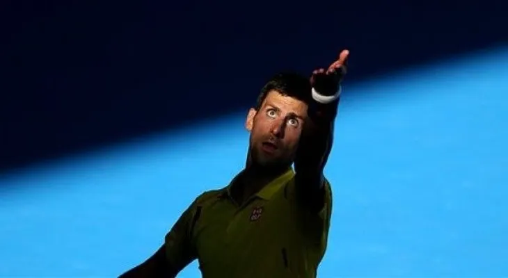 Djokovic sobrevive susto y avanza a cuartos en Australia