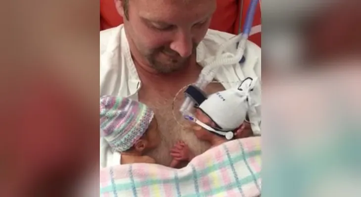 El video de mellizos prematuros tomados de la mano conmueve a millones