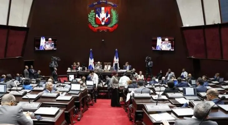 Diputados abandonan sesión en solidaridad con legisladora agredida por la Policía