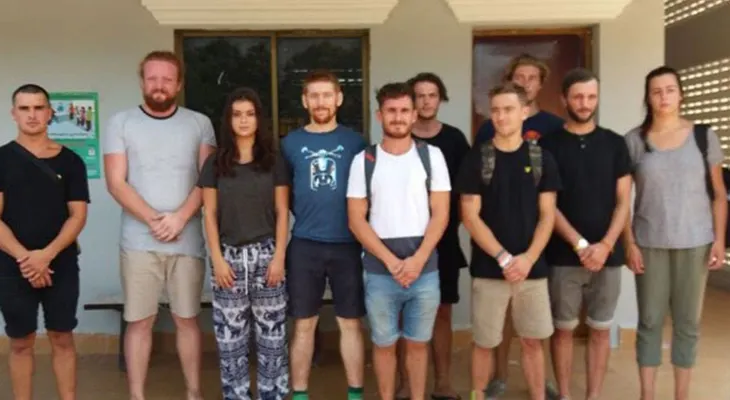 Arrestan turistas en Camboya por "bailar de forma pornográfica" y pueden ser condenados a un año de prisión 