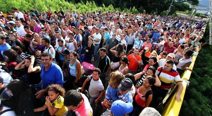 Para muchos venezolanos, el alivio está justo al otro lado de este puente fronterizo