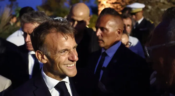 Macron insta a los franceses a no rendirse ante el "espíritu derrotista" a ocho meses de las elecciones