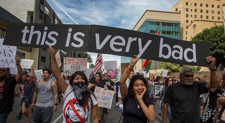 8,000 marchan contra Trump en Los Ángeles