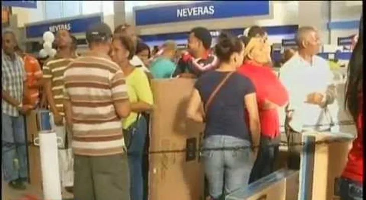 Miles de personas acuden a centros comerciales por Black Friday