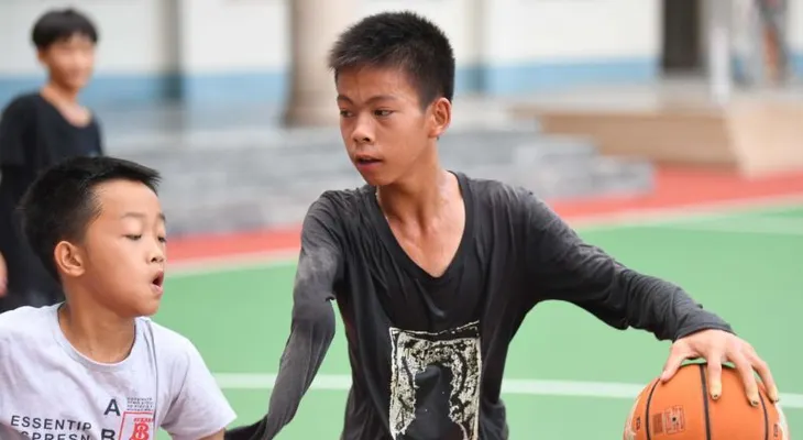 Niño con un solo brazo jugando baloncesto pone a reaccionar a jugadores de la NBA 