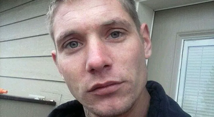 Le robó, se enamoró de ella y la agregó a Facebook