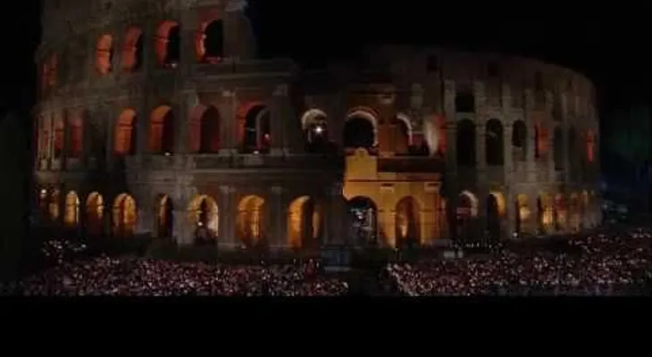 Papa Francisco reza en el Coliseo por "la sangre vertida por los inocentes" (VIDEO)