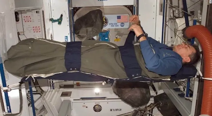 El problema de los astronautas para dormir en el espacio: un nuevo amanecer cada 90 minutos