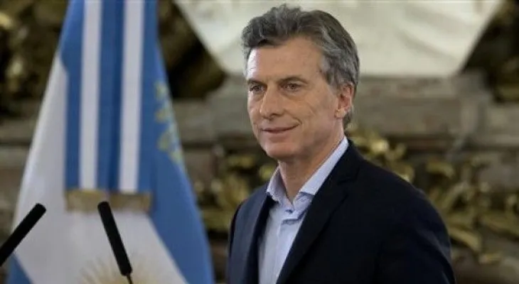 Presidente de Argentina sufre un esguince jugando al paddle