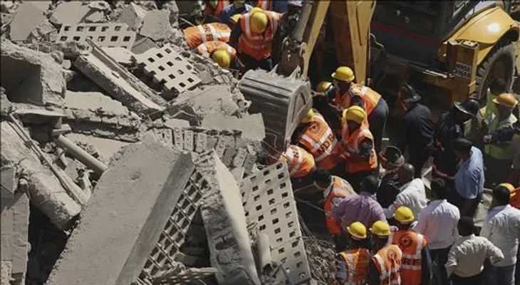Al menos 6 muertos al derrumbarse un edificio en India