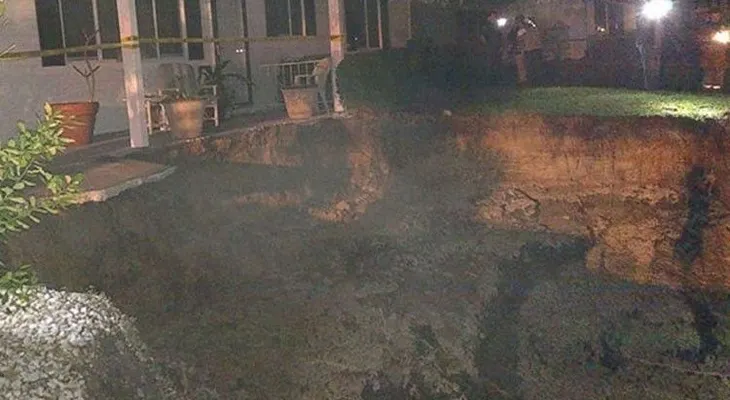 Un gigantesco socavón aparece en Florida y amenaza con tragarse un barrio entero (VIDEO)