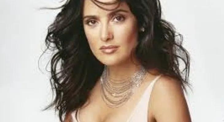 Salma Hayek obtiene orden de alejamiento contra dos mujeres 