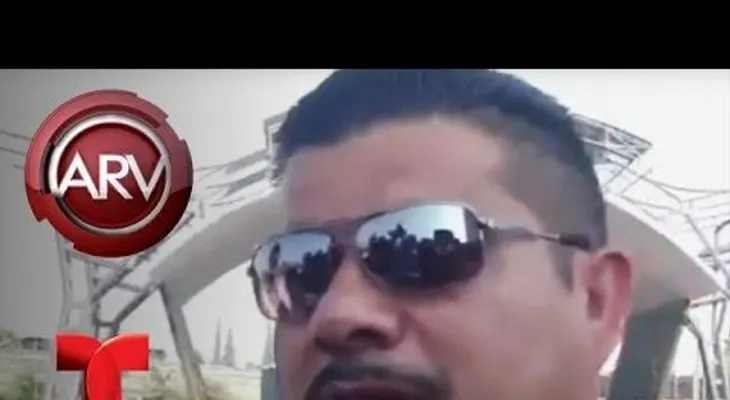 Obligan a dos hombres detenidos a que se besen en la boca (VIDEO)