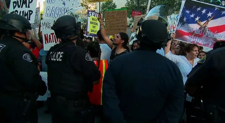 Enfrentamientos tras un evento de Donald Trump en California