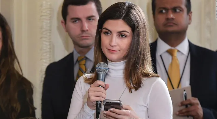 ¿Pisoteó la Casa Blanca a periodista de CNN a la que le vetó la entrada?