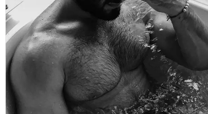 El novio de Britney Spears se divierte subiendo fotos hot a las redes sociales