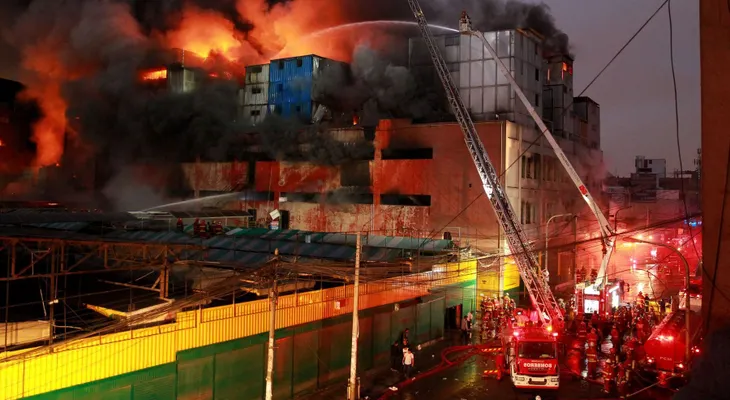 Incendio en zona comercial de Lima deja al menos 15 heridos: hay personas atrapadas