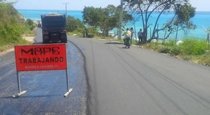 Obras Públicas inicia asfaltado carretera Barahona-Enriquillo