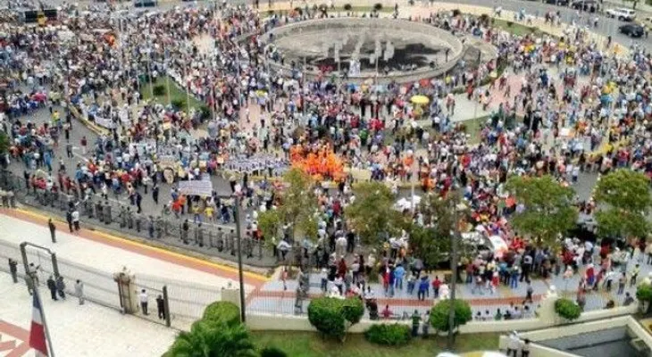 Miles se concentran frente al Congreso a favor de la reelección  