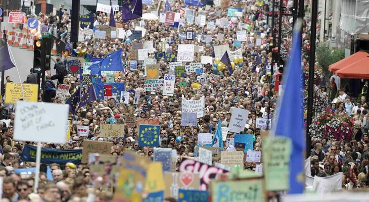 Miles de manifestantes protestan en Londres contra el brexit