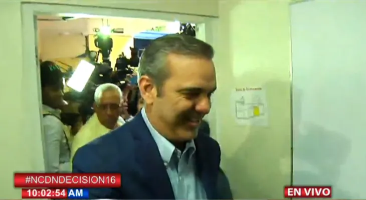 Abinader ejerce su derecho al voto