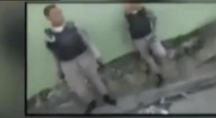 Vecinos se rebelan contra policías que les cobran peajes por puntos de drogas 