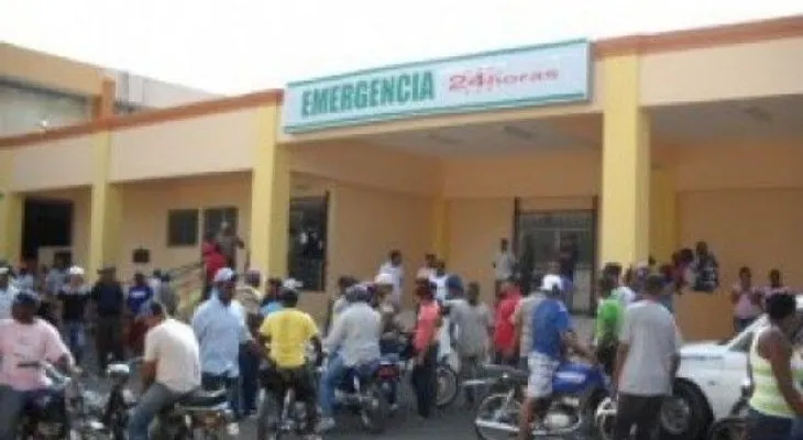 Salida de 10 médicos pasantes causa caos en hospital Jaime Mota