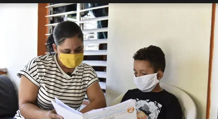 Madre aprovechó clases que envían a su hijo para aprender a leer y escribir