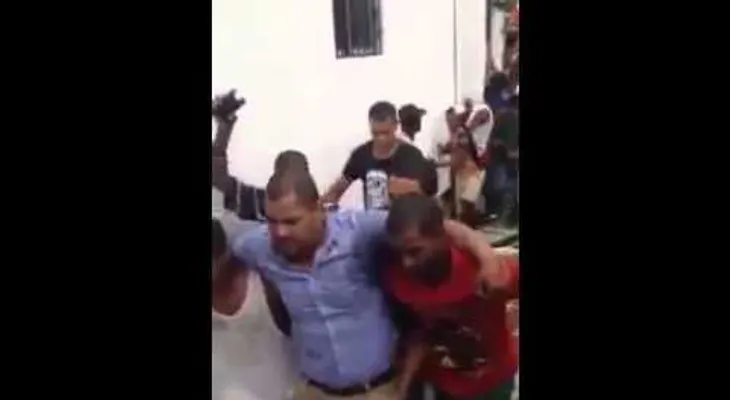 Video muestra momento en que roban al piloto de helicóptero que cayó