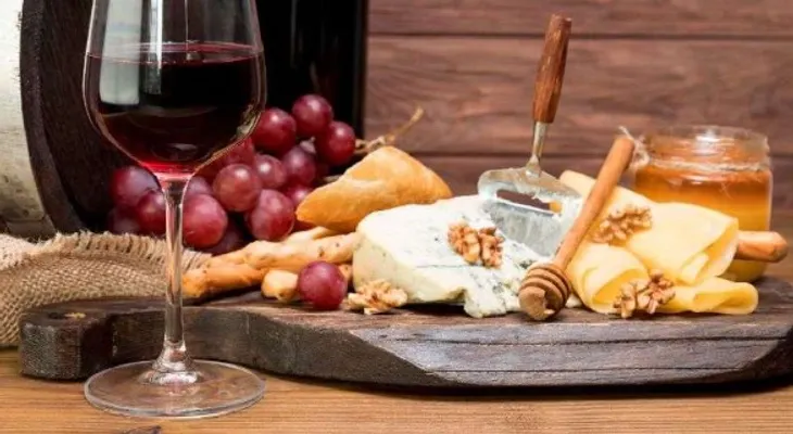 Demostrado científicamente: el chocolate, el queso y el vino tinto retrasan tu llegada al cementerio