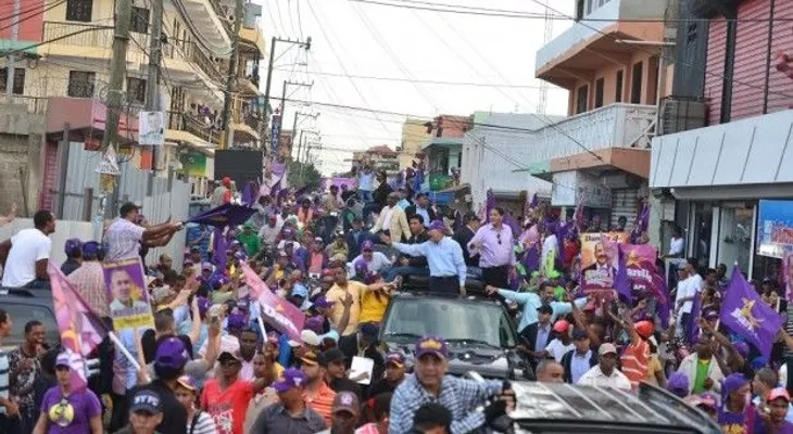 Danilo Medina recorre en caravana sectores de Santo Domingo Este