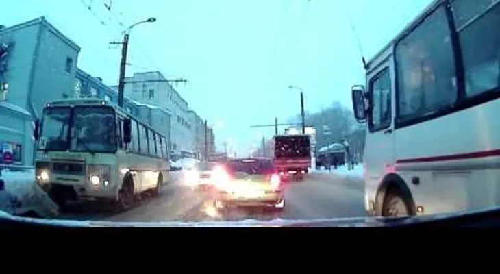 Se lanza delante de un bus, sobrevive y vuelve al trabajo (VIDEO)