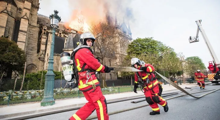 Los bomberos anuncian la extinción total del fuego en Notre Dame