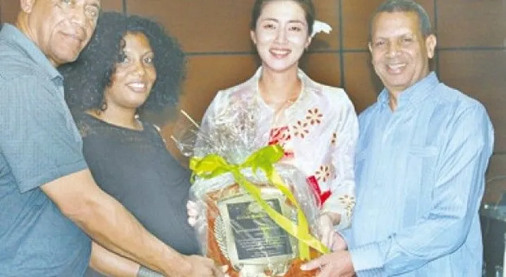Club Mauricio Báez reconoce maestra coreana