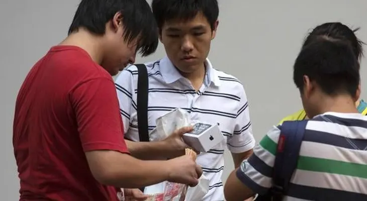 Pareja de chinos vende hija para comprar un IPhone